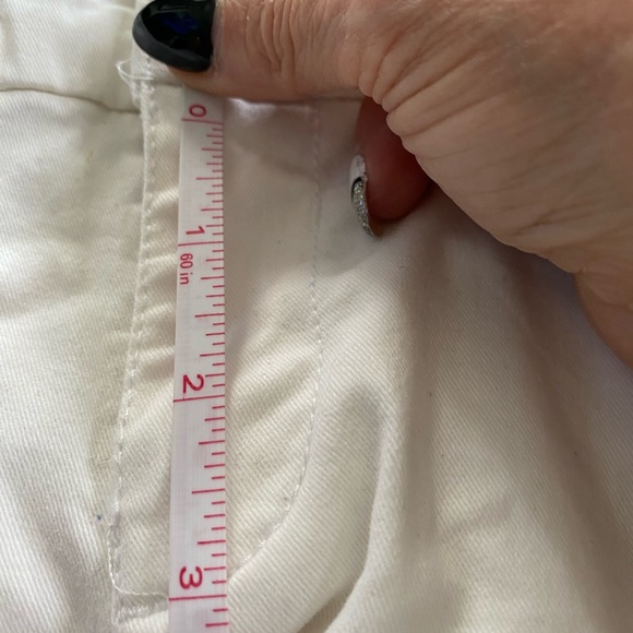 Everyone needs a stylish white pair of shorts in their wardrobe!! - Picture 8 of 10